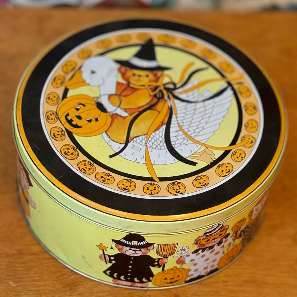 1984 Lucy & Me, vintage Halloween tin